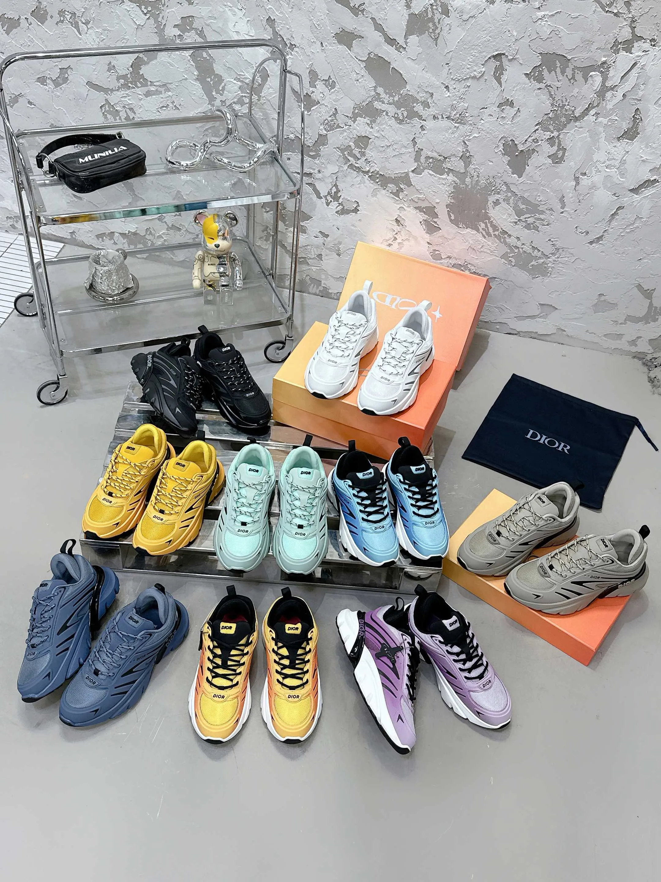 Factory price 760💰 Top version! ! ! Dior Dior's latest B44 Blade series, couple style, casual, thick-soled sneakers, running shoes, purchased from the original, developed and manufactured. This B44 Blade sneaker comes from the DIOR AND LEWIS HAMILTON exclusive limited series. It adopts a full silhouette design, eye-catching and fashionable, and is inspired by the 2000s. Crafted from gradient blue mesh with tonal technical panels, the sole is finished with a contrasting Blade panel that pays homage to the sport of running. DIOR AND LEWIS HAMILTON signature charms hang from the eyelets, while the Dior signature adorns the upper, heel and sides. Paired with black shoelaces, it is more refined, and the padded support design on the back highlights the sports aesthetic style, which can add modern style to all kinds of casual looks. Exquisite packaging at the delivery counter🛍📦 ▪️ Fabric: Original imported first-layer cowhide ▪️ Lining: Original imported breathable mesh ▪️ Sole: Original open-molded non-slip rubber material ▪️ Bottom thickness: 5.5CM ▪️ Size: Women's 35-40 / Men's 39-46